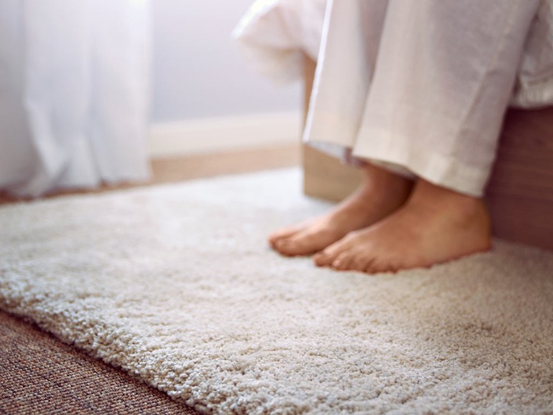 Una alfombra junto a la cama es el comienzo de las preocupaciones matinales.